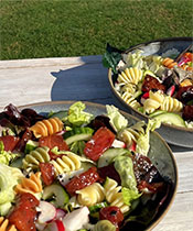 Bunter Salat mit Wassermelonen-Thunfisch